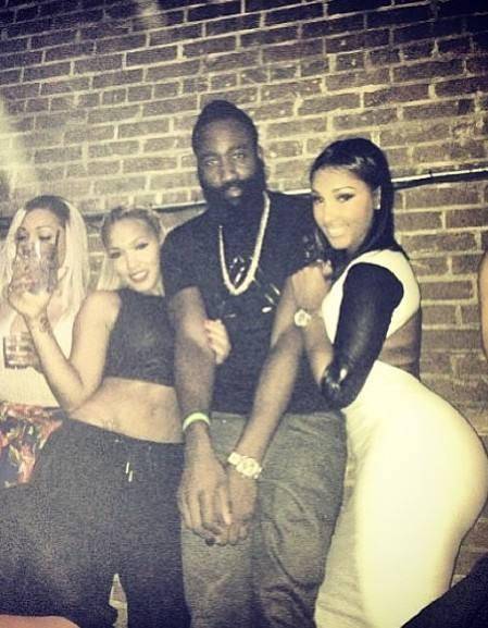 国安刚拿到足协杯冠军，就要给新帅准备三份引援大礼，值得期待（国安捧起足协杯，新帅将获三重引援厚礼，拭目以待）