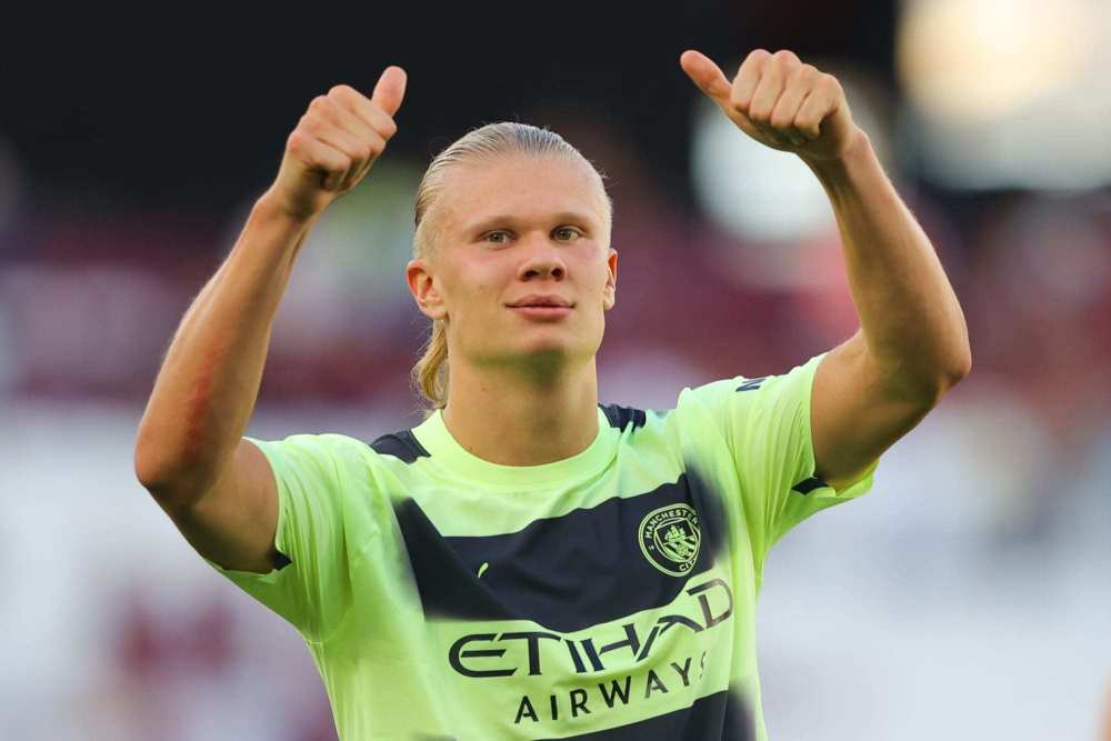 腿软！男子在1800米高空踢球：球场无护栏 致敬C罗 最后跳伞降落（惊心动魄！男子在海拔1800米无护栏球场踢球致敬C罗，最终跳伞落地）