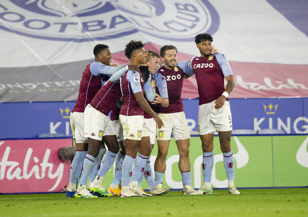 凯尔特人小球迷和远道而来的瑞士年轻人球迷互动（凯尔特人小球迷与来访瑞士青年球迷亲切互动）