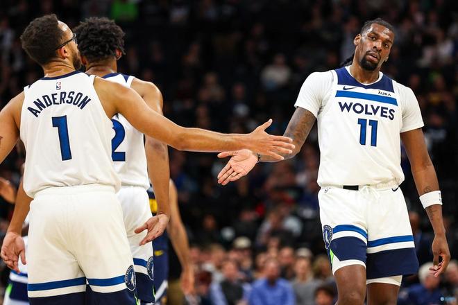 东契奇成为湖人队史第三位连续两场拿35分+10助攻的球员（连续两场35分10助攻，东契奇晋身湖人队史第三人）