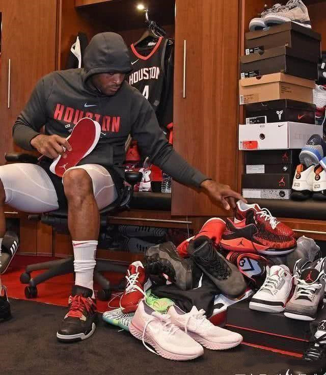 精准制导！法耶拼下篮板 随后长传横跨全场助攻诺威尔篮下打中（法耶抢下篮板后一记全场长传，精准助攻诺威尔篮下得分）