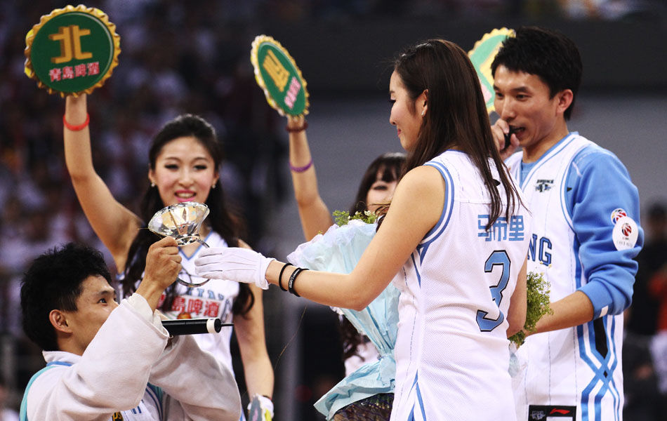 篮球湖人球员连续三场得分上双（湖人球员三连场得分上双）