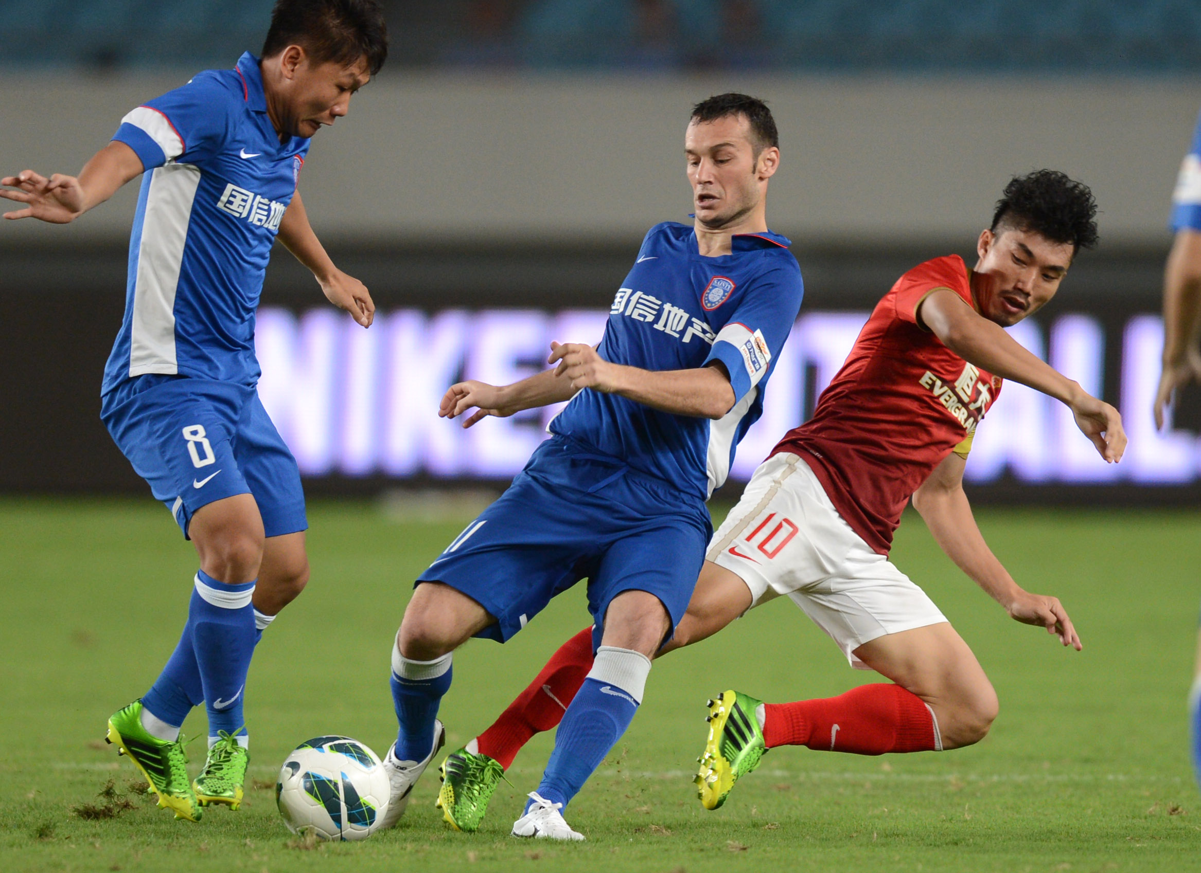 外媒：沙特vs阿联酋下半场将正常进行，但两队主帅拒绝继续比赛（外媒：沙特对阵阿联酋下半场照常进行，两队主帅却拒绝继续比赛）