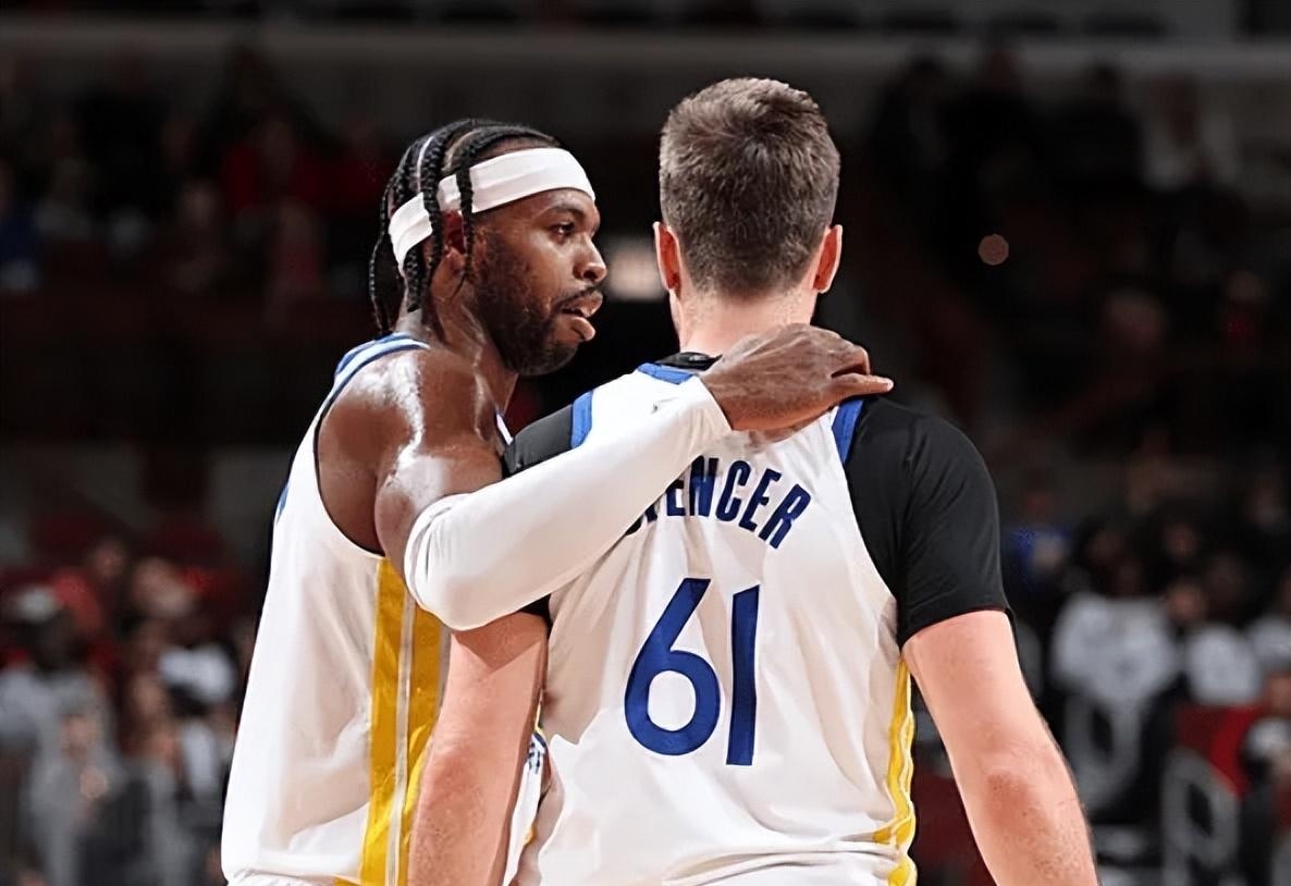 理性追星，新鹏城vs成都赛后有球迷跳下看台与韦世豪合影（理性追星！新鹏城战成都后有球迷翻越看台与韦世豪合影）