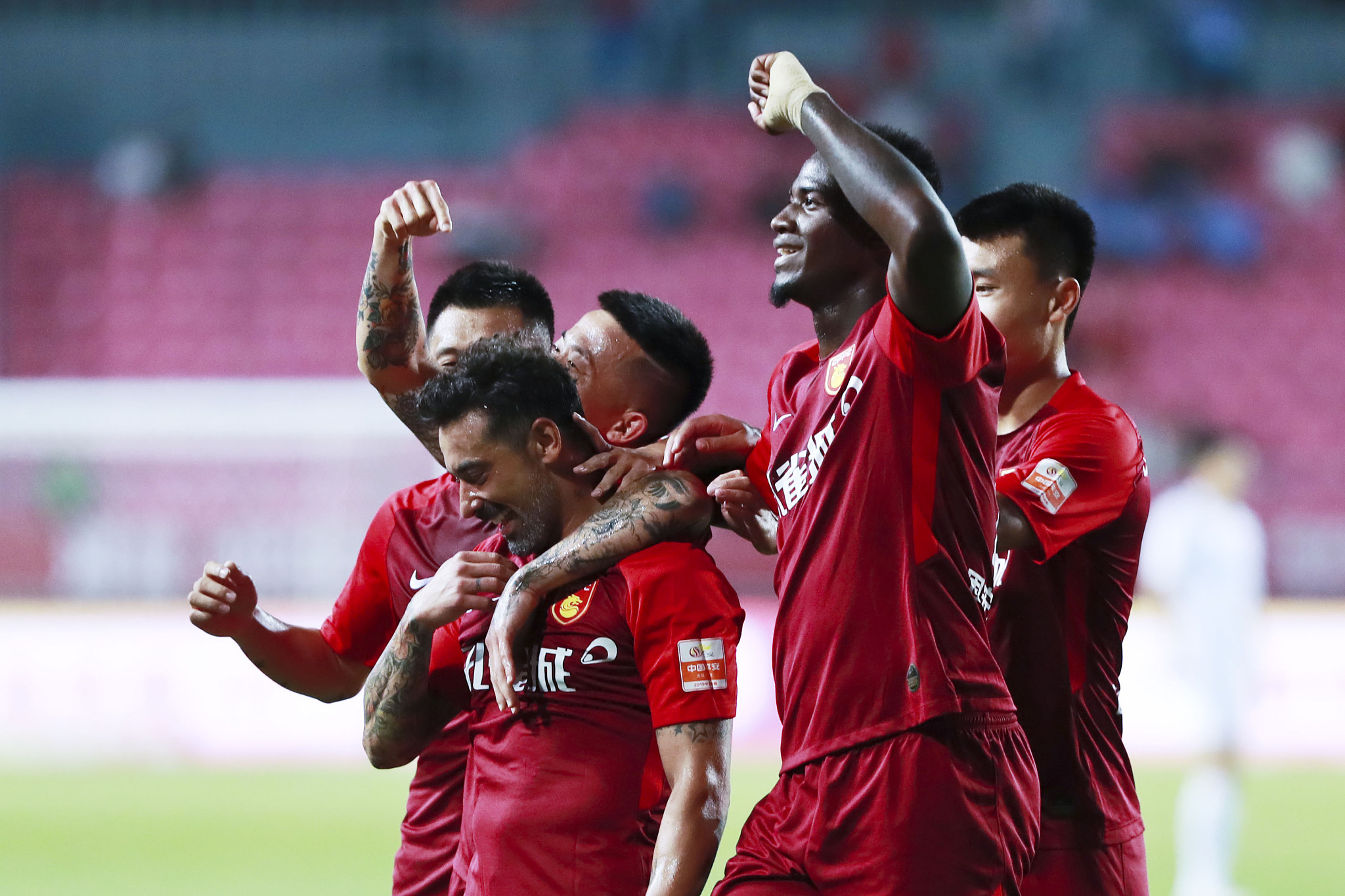 歌名应景，著名歌唱家波切利在世界杯抽签仪式演唱《今夜无人入眠》（世界杯抽签仪式上，波切利献唱《今夜无人入眠》，歌名应景）