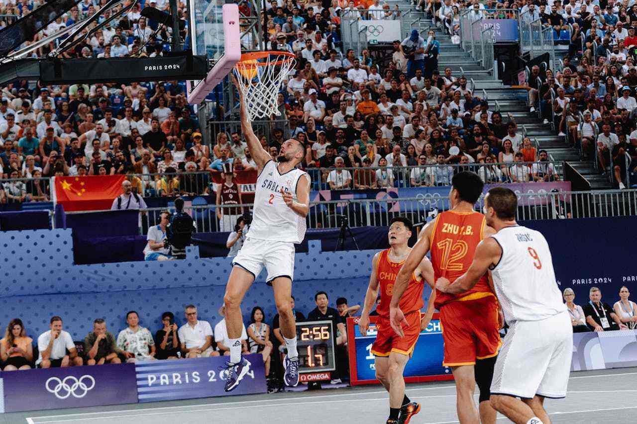 雷霆11月24日以122-95大胜开拓者，杨瀚森打破中国球员NBA得分纪录，展现强大实力。（11月24日雷霆122-95大胜开拓者，杨瀚森刷新中国球员NBA得分纪录，展现强势表现）