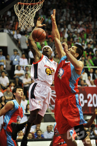 足协杯决赛门票共3.2万张，分区可能会根据售票情况调整（足协杯决赛投放3.2万张门票，分区或随售票情况调整）