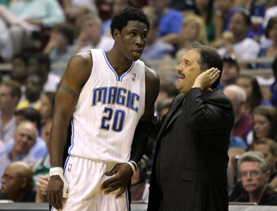 43.3米超远吊射破门，亚当斯创造本赛季英超最远距离进球（亚当斯43.3米挑射破门，刷新本赛季英超最远进球纪录）