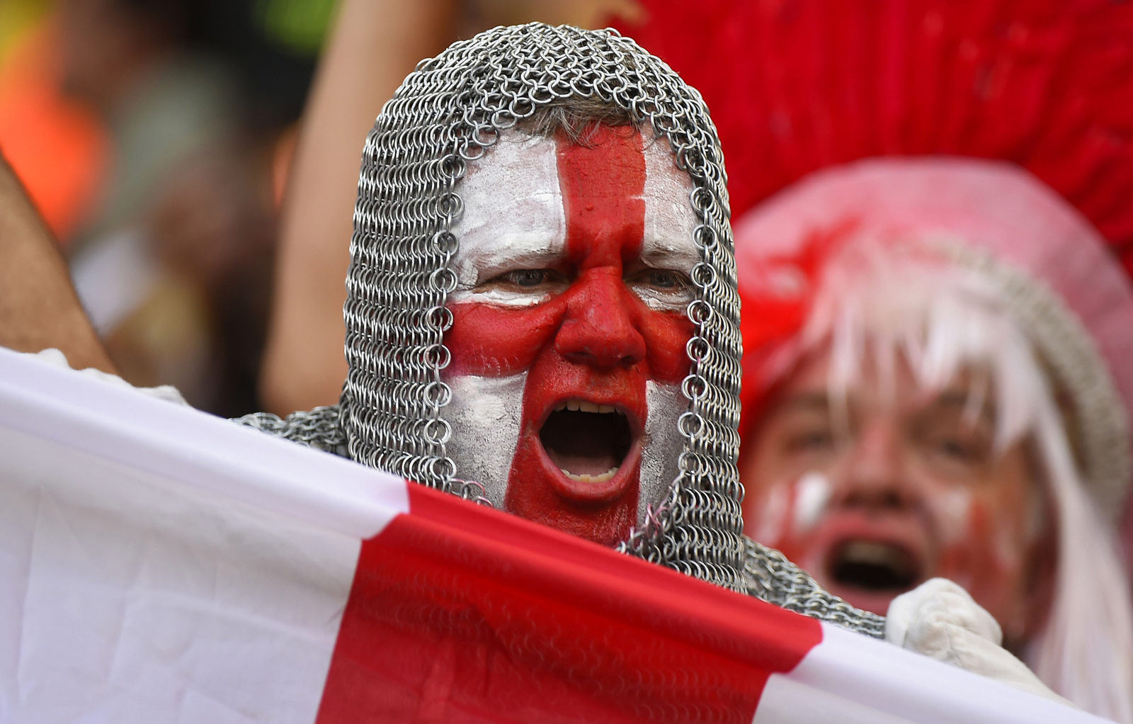 乔治状态低迷，半场仅得5分2板2助（乔治手感不佳，半场仅拿5分2板2助）