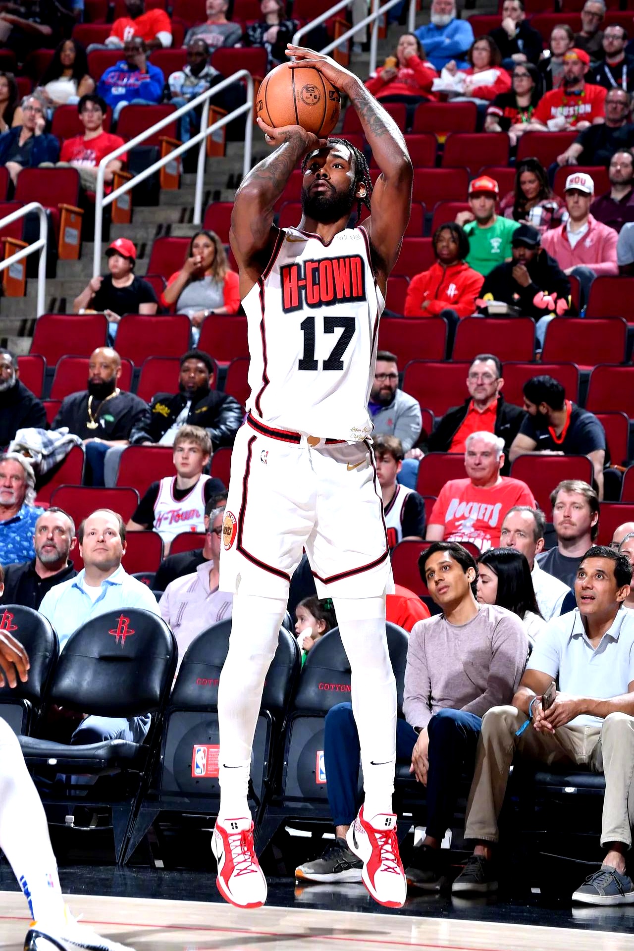 心情不错！知名说唱歌手Jay-Z现身湖人主场观看NBA杯（笑容满面！嘻哈巨星Jay-Z亮相湖人主场观战NBA杯）