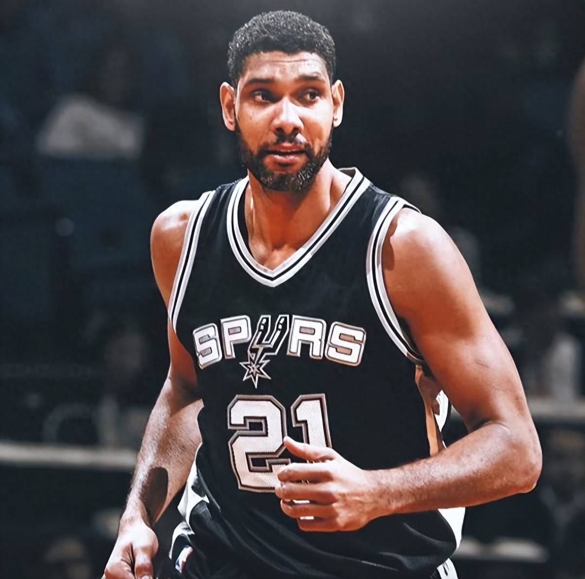 老詹40周岁343天，仍能主宰比赛，中远投连拿10分诠释何为技术（40岁343天的詹姆斯依旧掌控赛场，中远投连得10分尽显精湛技艺）