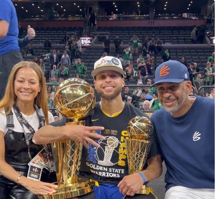 15年前的存货？库里赛前热身穿的是他2010年的Hyperdunk PE（库里赛前热身穿回2010年Hyperdunk PE，15年老鞋重出江湖）