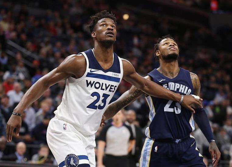 等很久了！爵士主场计时器损坏 球员场下等候&杰林威甚至开始拼图（计时器故障致比赛久拖！爵士主场球员场边苦等，杰林·威拿拼图打发时间）