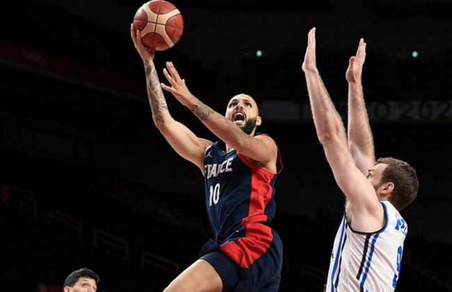 文班亚马发挥出色，成为比赛焦点（文班亚马状态火热，抢尽赛场风头）