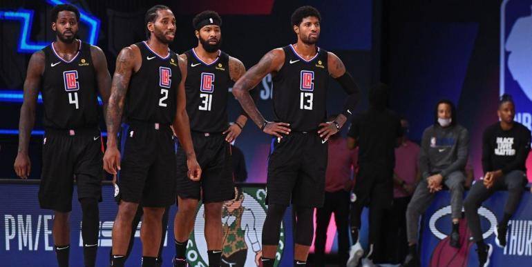 马刺三杀联盟第一！文班亚马轰19+11霸气暴扣 打得雷霆提前投降（马刺赛季第三次击败联盟第一！文班亚马19+11内线统治，雷霆提前缴械）