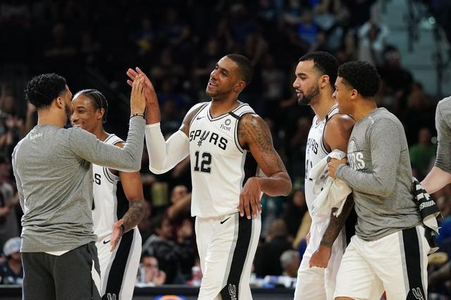 库里至少再缺席3场！科尔表示期待他能在与森林狼的比赛回归（科尔：库里至少还将缺席3场，争取战森林狼时复出）