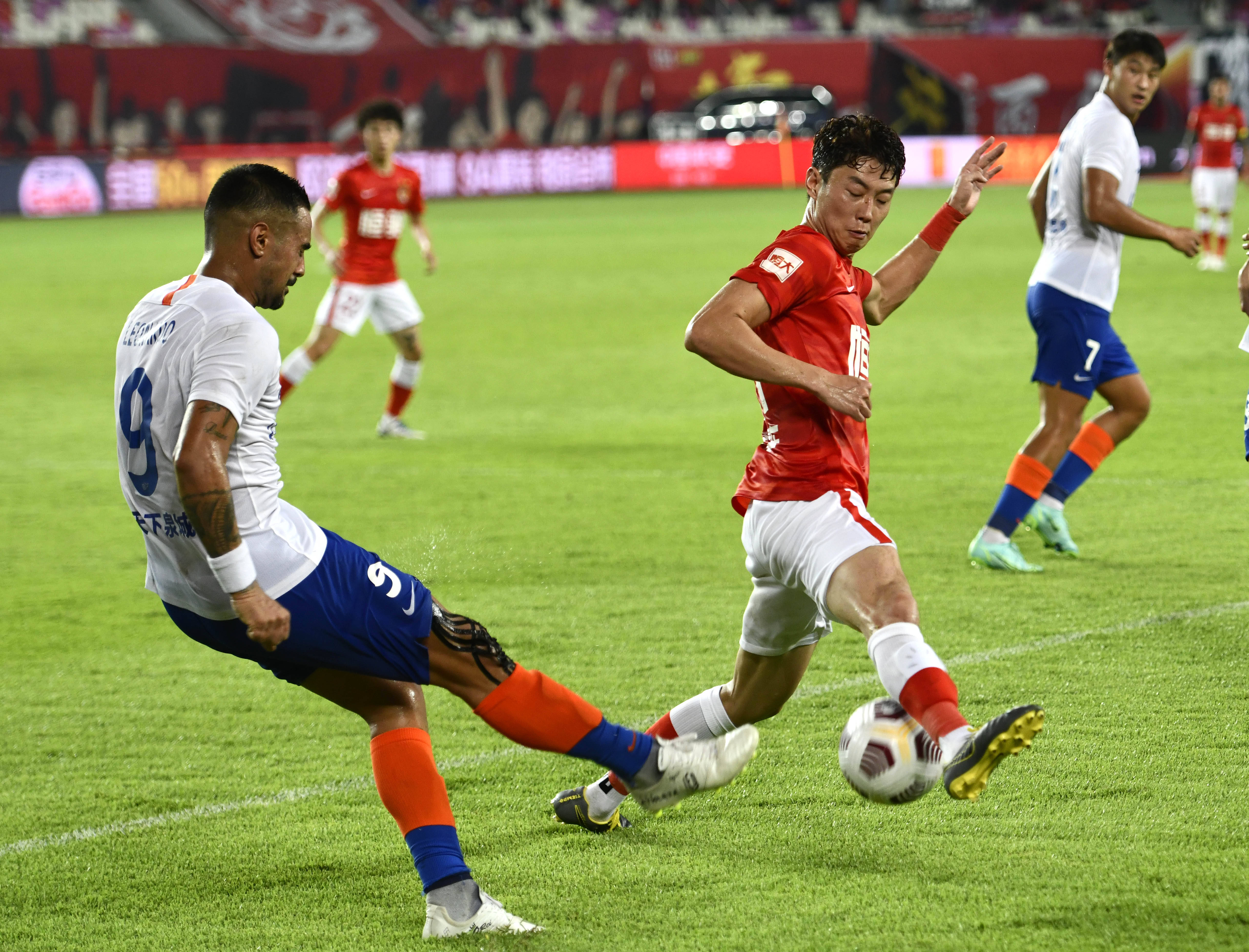 马内克首节三分4中4，首节同曦外线10投5中（马内克首节三分火力全开4投全中，同曦外线首节10投命中5球）