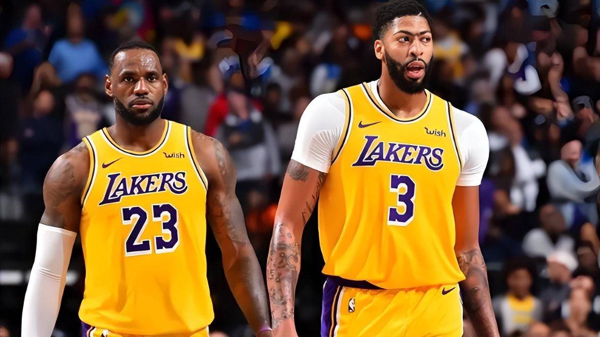 康宁汉姆在抢断后迅速起飞，他的（康宁汉姆抢断后瞬间起飞，展现惊人爆发力）