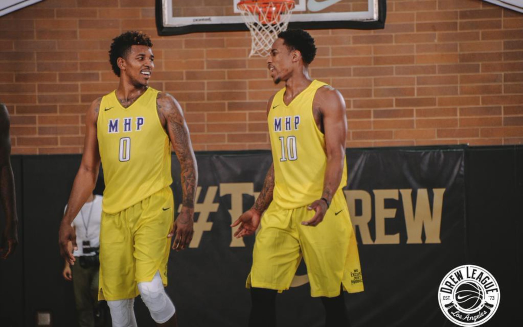 莱斯特城球迷赴意大利观战瓦尔迪比赛并合影（莱斯特城球迷远赴意大利观赛瓦尔迪并合影留念）